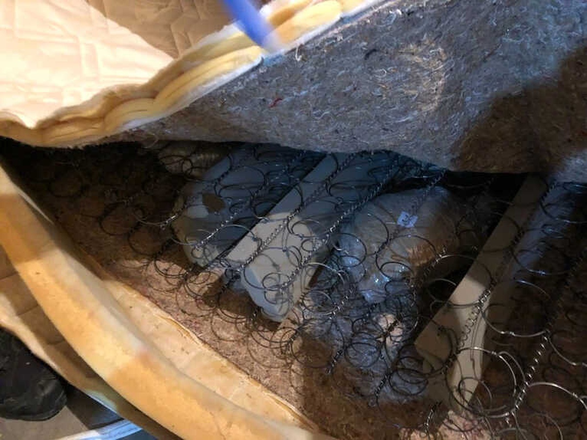 Bazaya Gizlenen 95 Kilo Esrar Ele Geçirildi
