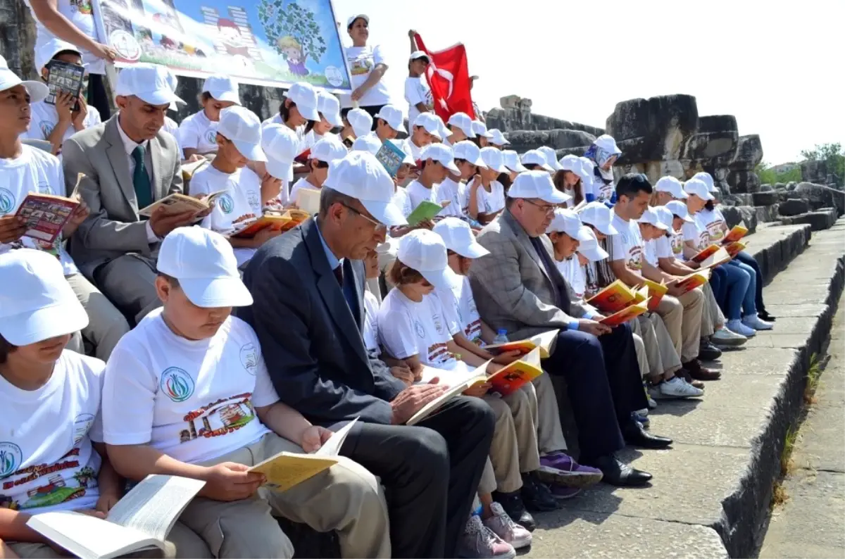 Binlerce Yıllık Tapınakta Kitap Okudular