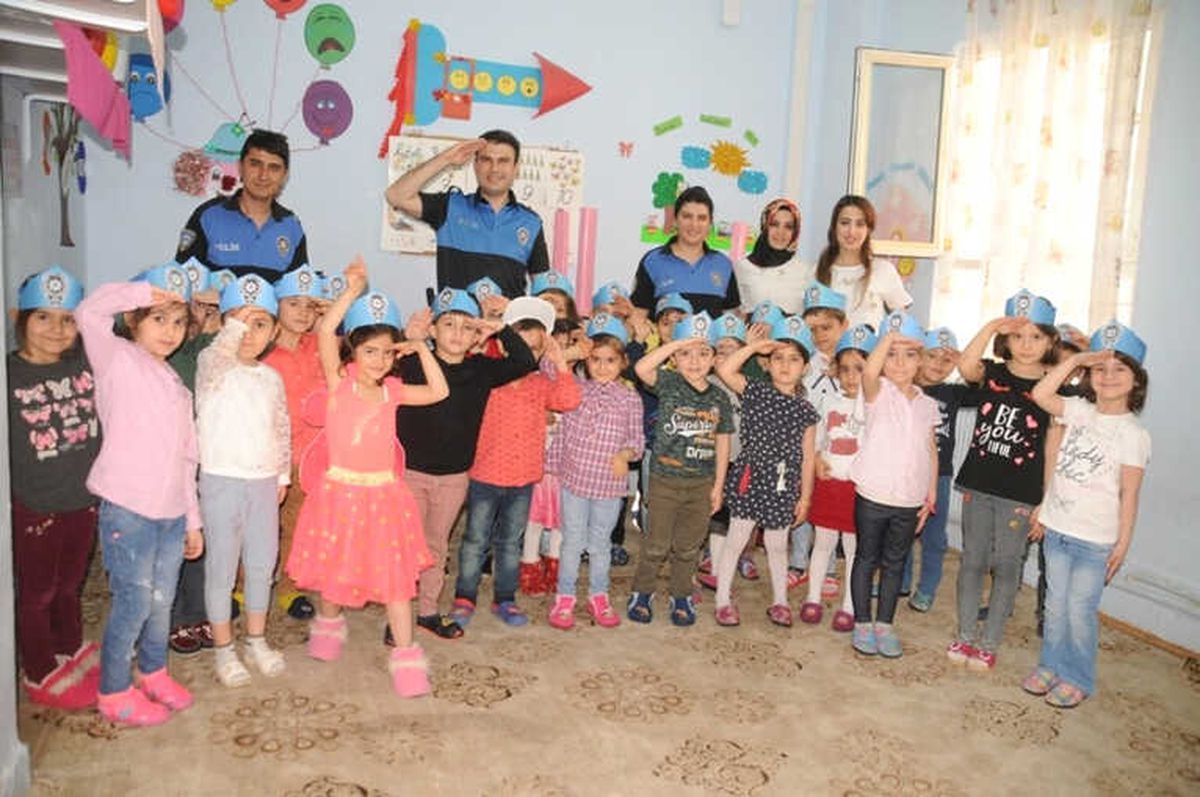 Cizre\'de Polis, Minik Öğrencilere Kendini Tanıttı