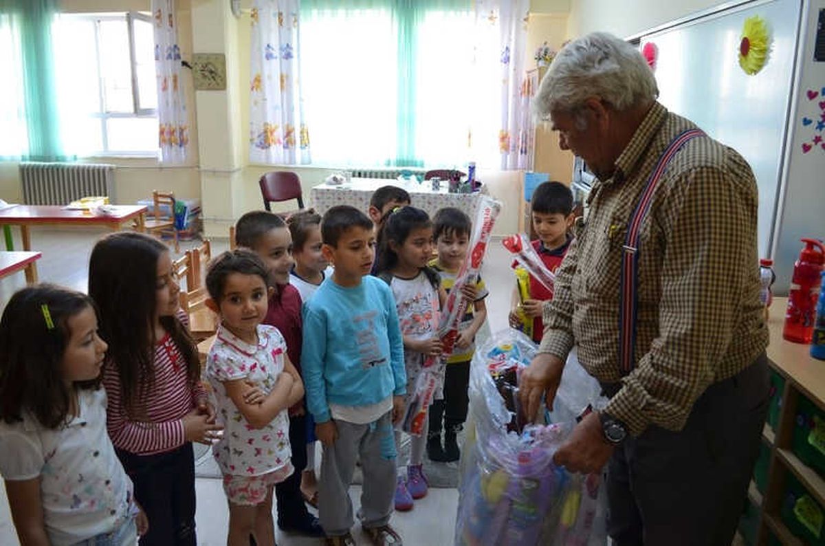 Didimli Muhtar Bu Yıl da Çocukları Sevindirdi