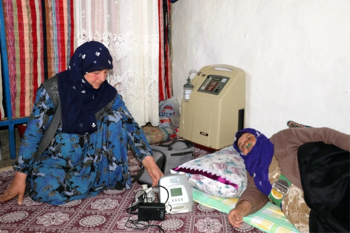 Elektrik Kesilince Hastalarını Komşu Köylere Götürüyorlar