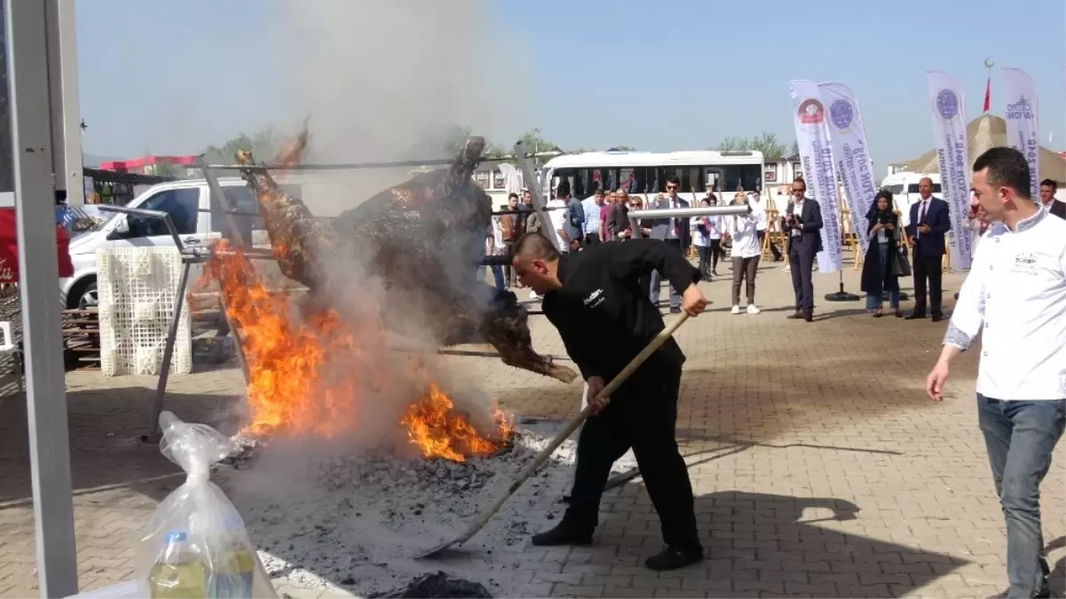 Festival İçin Pişirilmeye Çalışılan 200 Kiloluk Dana Alev Alev Yandı