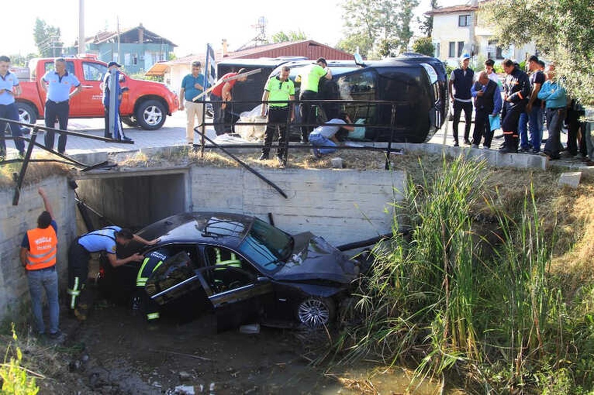 Fethiye\'de Otomobil ile Kamyonet Çarpıştı: 3 Yaralı