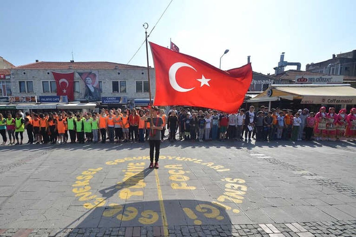 Foça\'da 23 Nisan Geleneği
