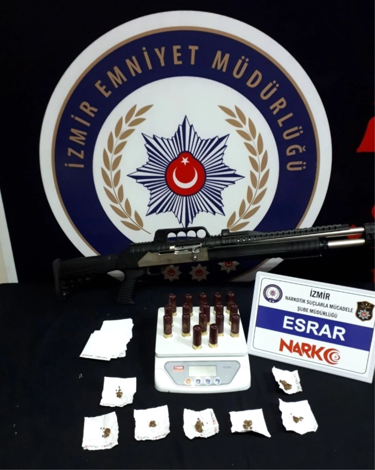 İzmir\'de Zehir Tacirlerine Geçit Yok: 18 Tutuklama