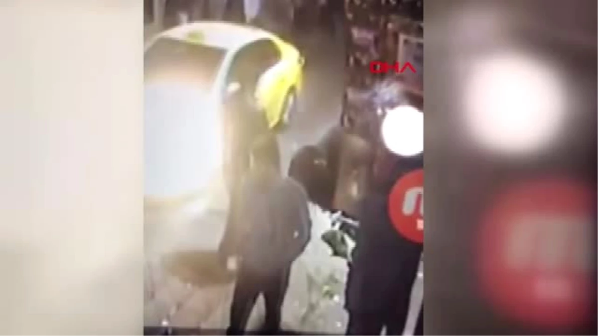 Kadıköy Barlar Sokağında Bıçaklı Kavga Kamerada : 2\'si Ağır 3 Yaralı