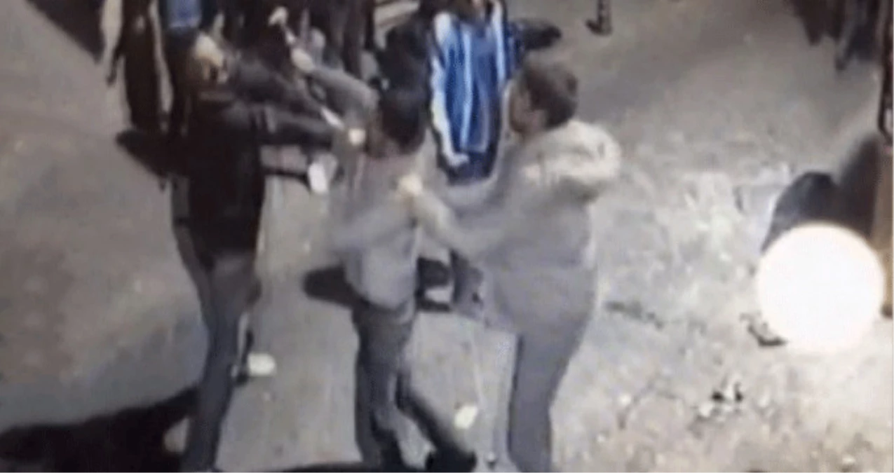 Kadıköy Barlar Sokağı\'nda Çıkan Bıçaklı Kavga Kamerada