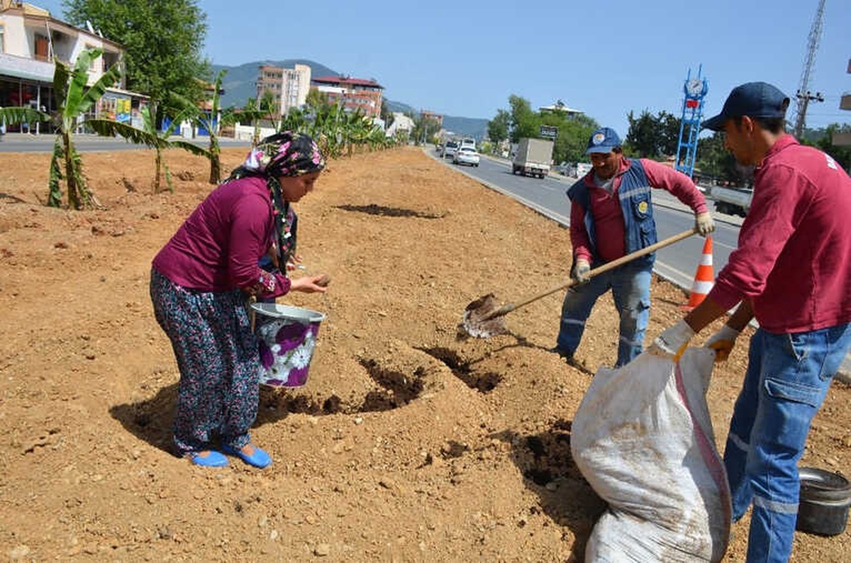 Kadın Başkan Yardımcısı, Şalvar Giyip Fidan Dikti