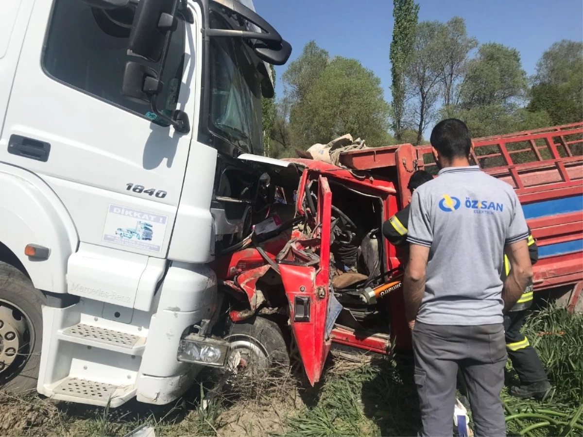 Kamyonetle Tır Kafa Kafaya Çarpıştı: 1 Ölü, 4 Yaralı