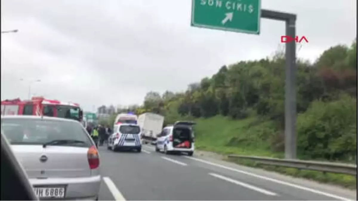 Kavacık\'ta Trafik Kazası: Tem Bir Süre Trafiğe Kapandı