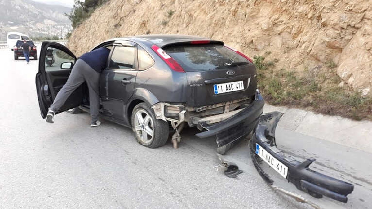 Lastiği Patlayan Araç Kazaya Neden Oldu
