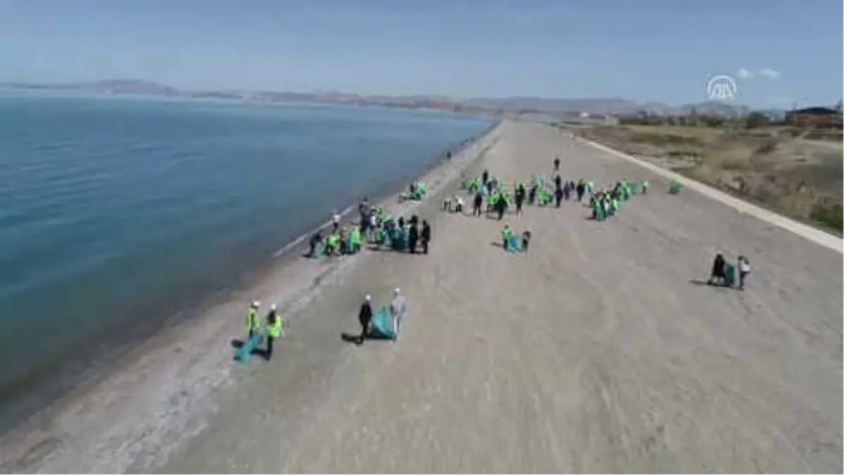 Öğrenciler Van Gölü Sahilinde Çöp Topladı