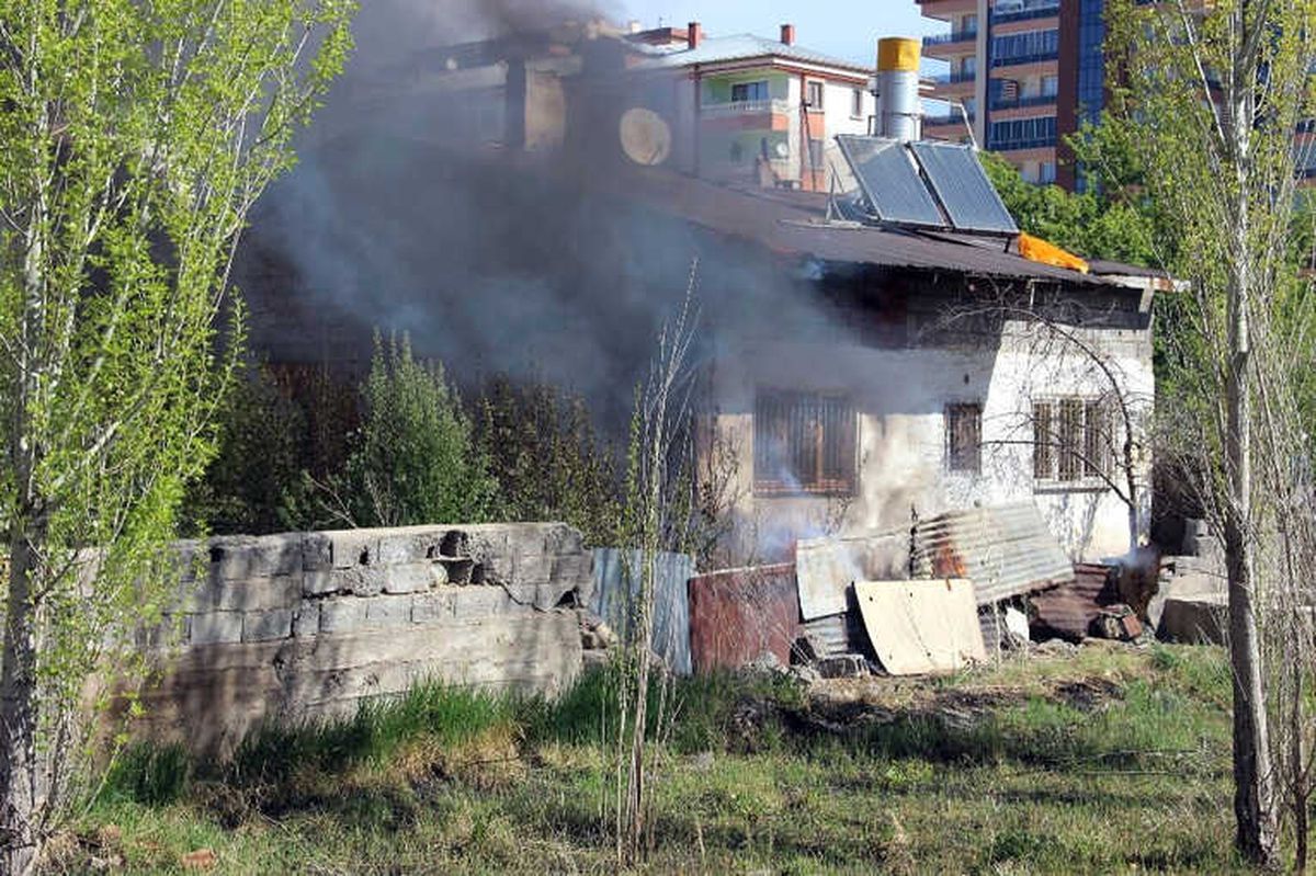 Sivas\'ta Kokutan Ev Yangını