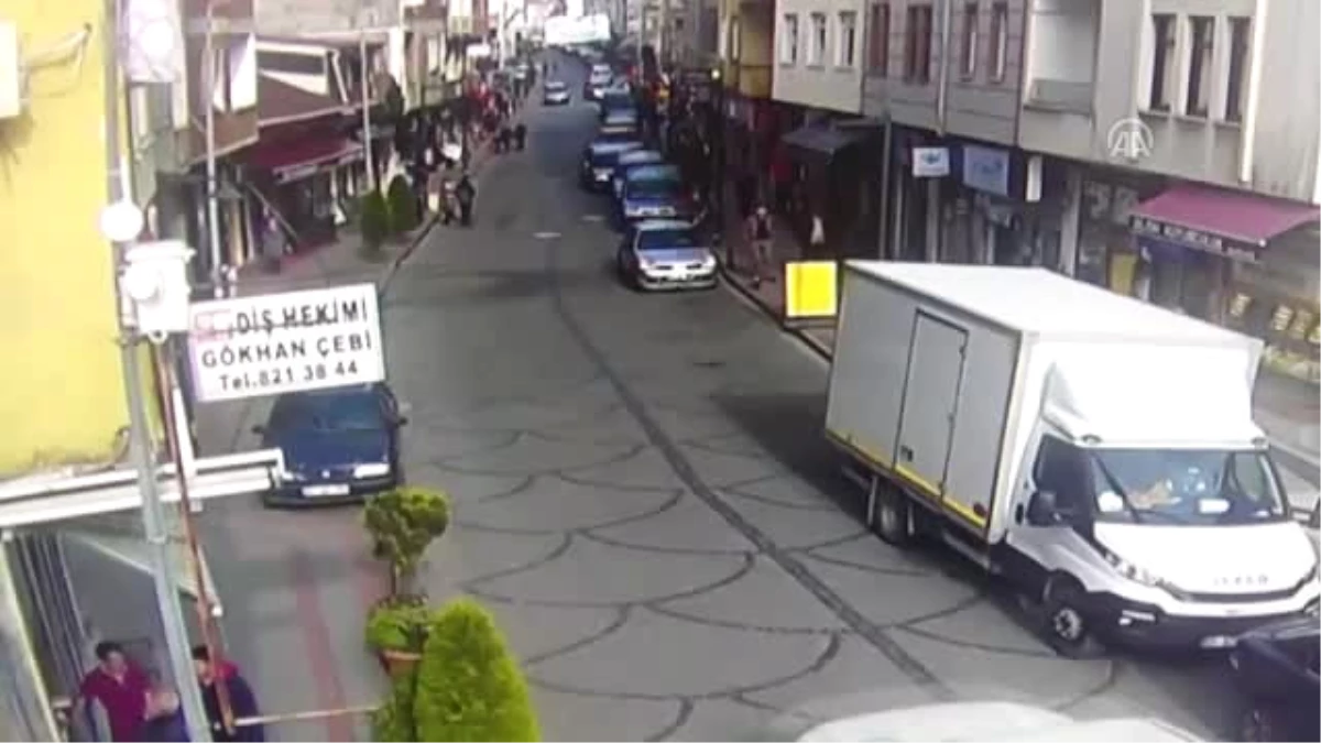 Trabzon\'da Otomobil Yayalara Çarptı: 3 Yaralı
