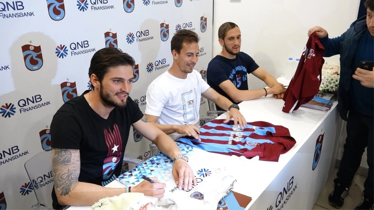 Trabzonsporlu Futbolcular İmza Gününe Katıldı