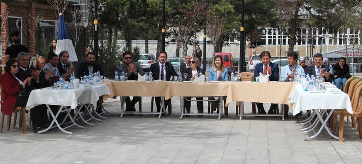 Üniversite Öğrencilerine Etli Pilav ve Demir Tatlısı İkram Edildi