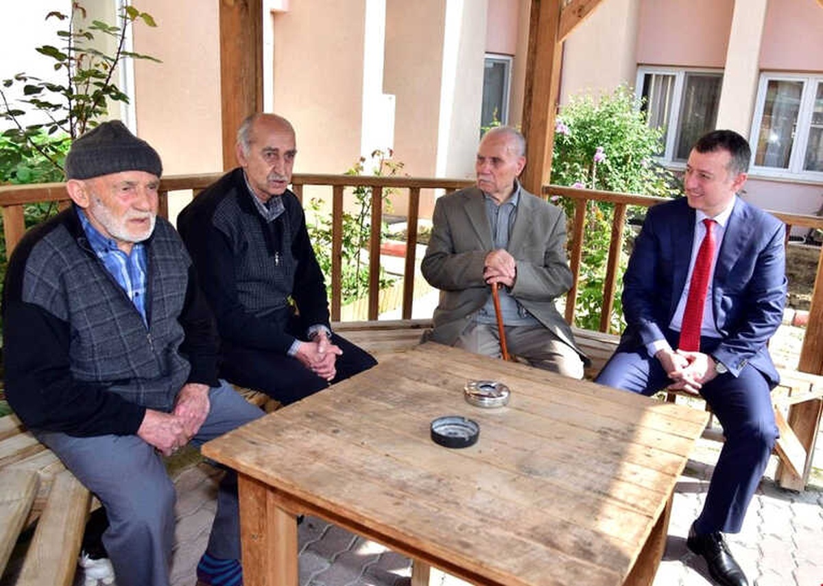 Vali Büyükakın\'dan Huzurevine Ziyaret