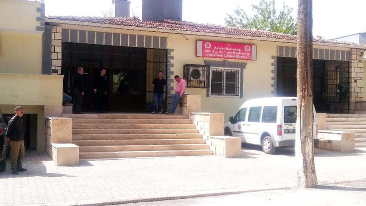 9 Metrelik Direkten Düşerek Öldü