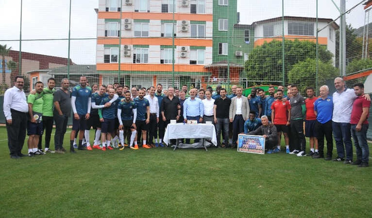 Alanyasporlu Futboculardan Çavuşoğlu\'na Sürpriz Kutlama