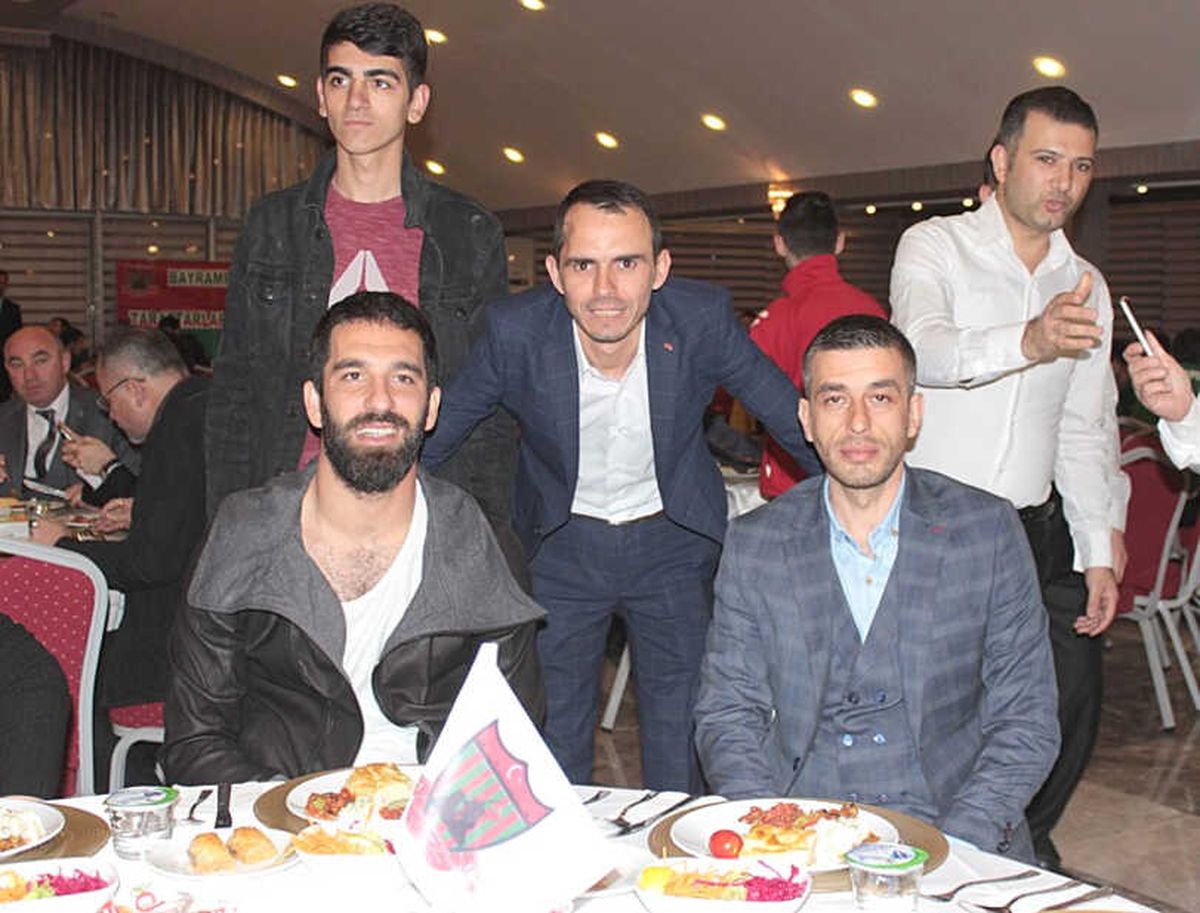 Arda Turan, Bayrampaşa Taraftarlar Derneği\'nin Yemeğine Katıldı
