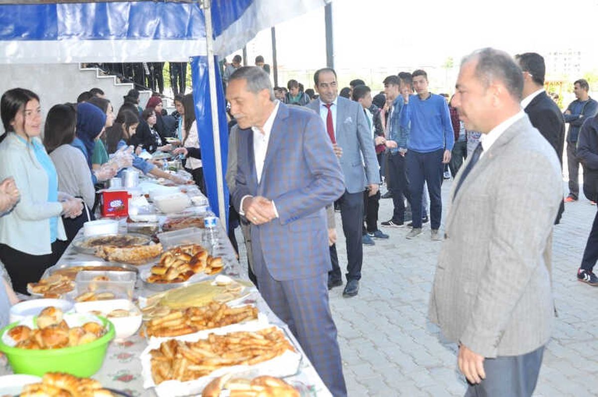 Başkan Özdemir Yunus Emre Anadolu Lisesi Kermesine Katıldı