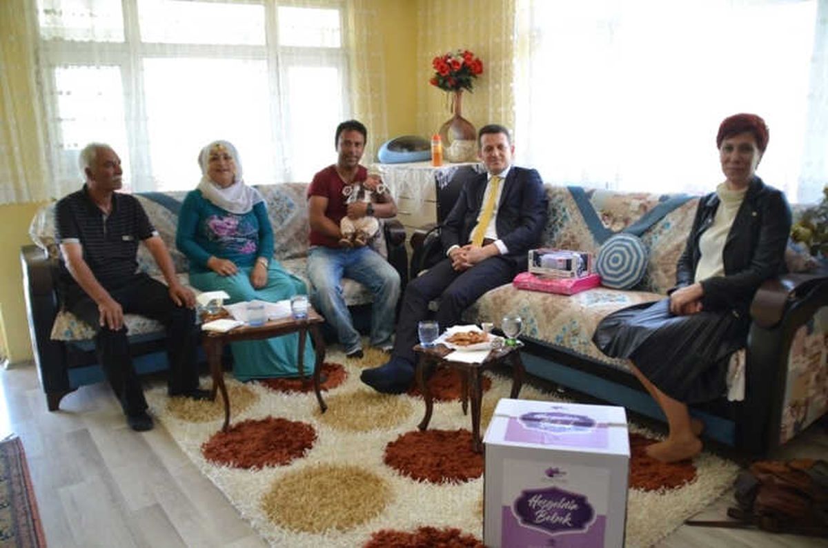 Başkan Ürkmezer\'den Yeni Doğan Bebeklere Hoş Geldin Ziyareti