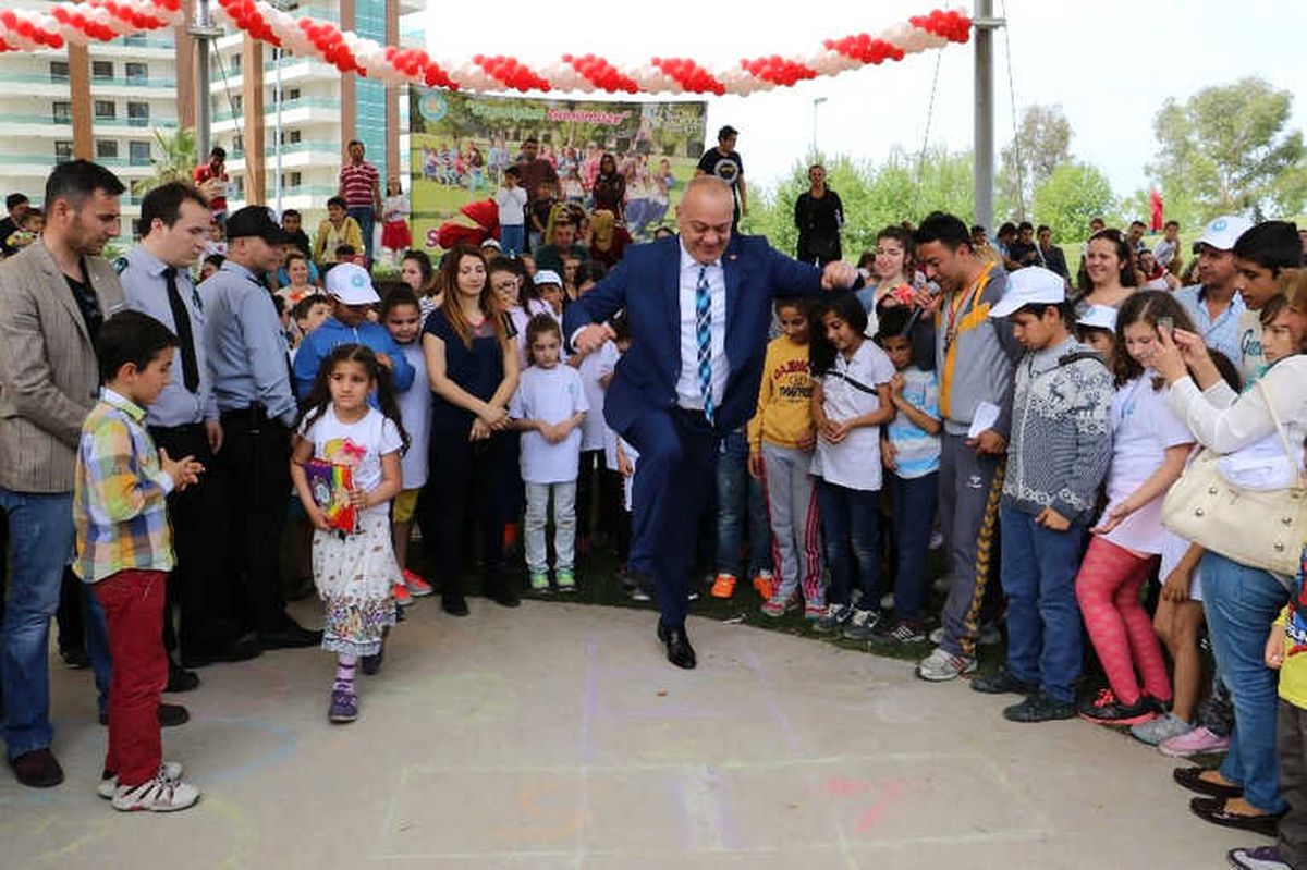 Çocuklar 23 Nisan\'da Manisa\'da Çifte Bayram Yaşayacak