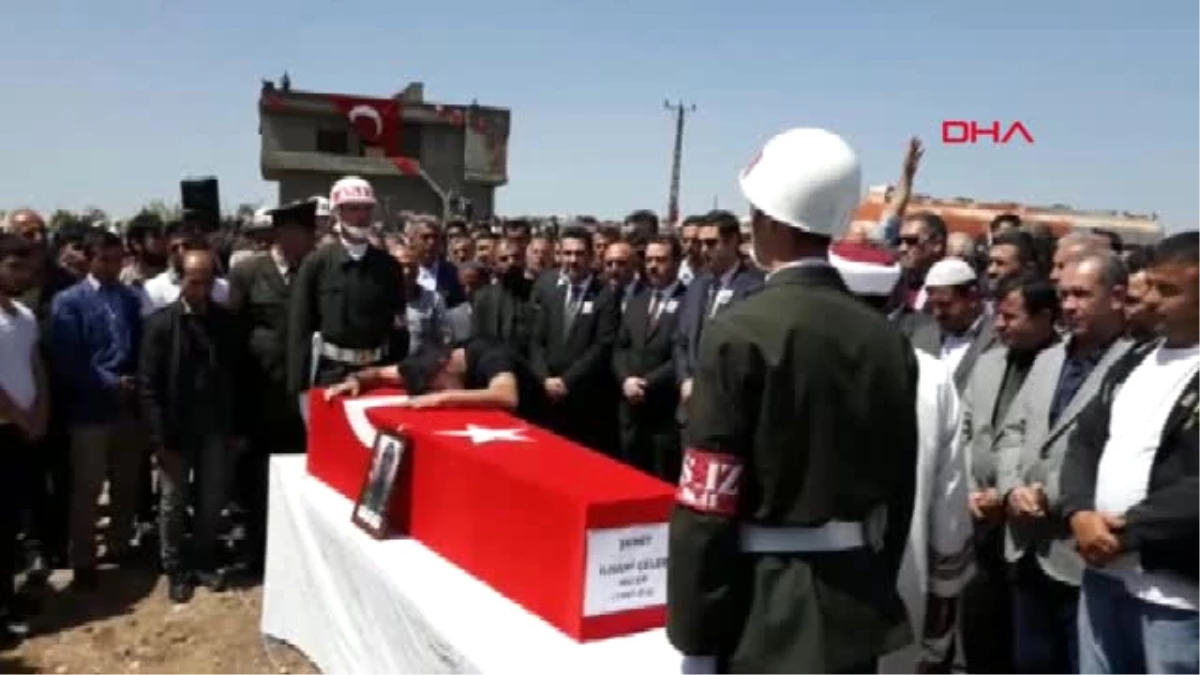 Diyarbakır Hatay\'da Şehit Olan Asker Memleketi Bismil\'de Toprağa Verildi