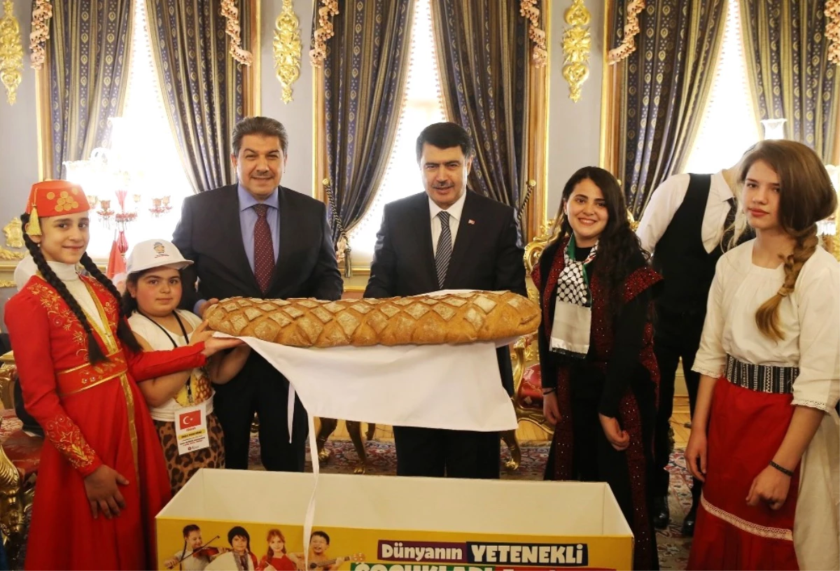 Dünya Çocuklarından Vali Şahin\'e "Barış Ekmeği"