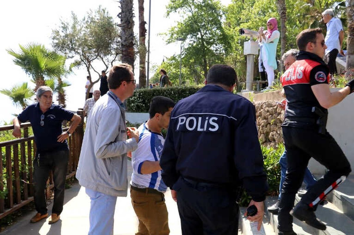 Düşük Maaş Gerekçesiyle İntihara Kalkışan Çaycıya, Polisten Tavsiye