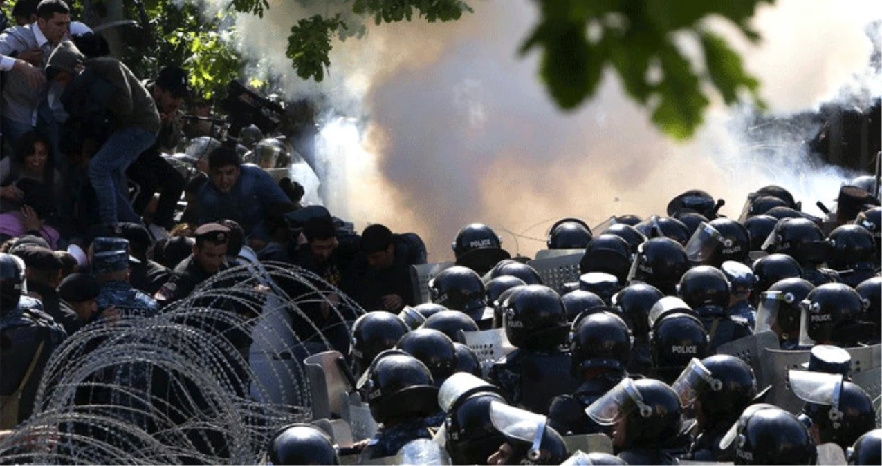 Ermenistan\'da İsyan Devam Ediyor! Sarkisyan Karşıtı Protestolarda Gözaltı