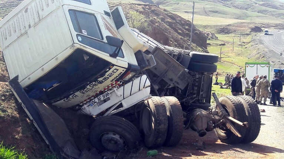 Erzurum\'da Kaçak Göçmenleri Taşıyan Kamyon Devrildi: 1 Ölü, 64 Yaralı