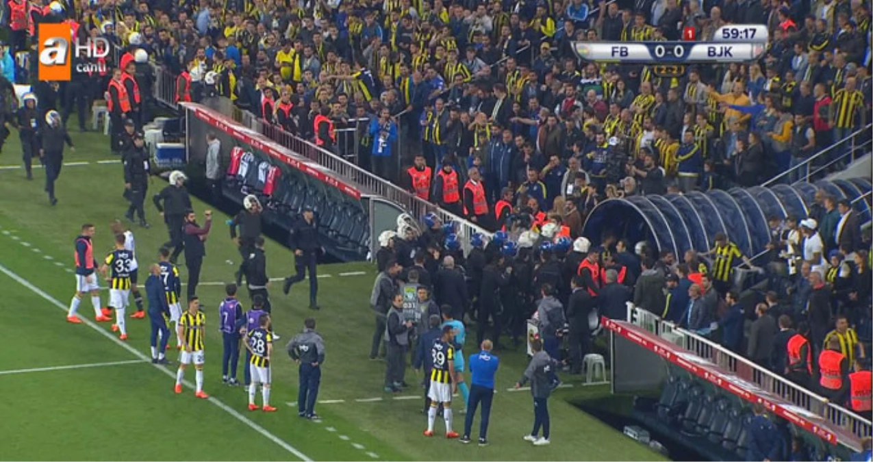 Fenerbahçe-Beşiktaş Derbisi Çıkan Olaylar Nedeniyle Tatil Edildi