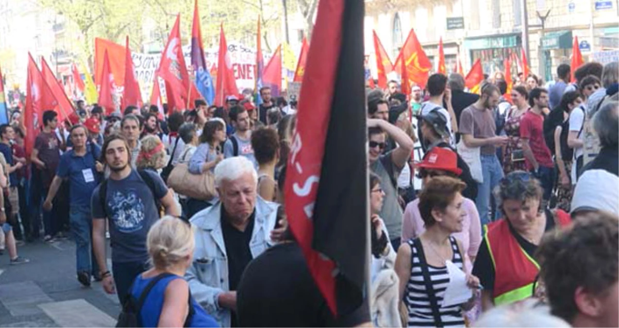 Fransa\'da Hükümetin Politikalarını Protesto İçin On Binlerce Kişi Sokaklara Döküldü