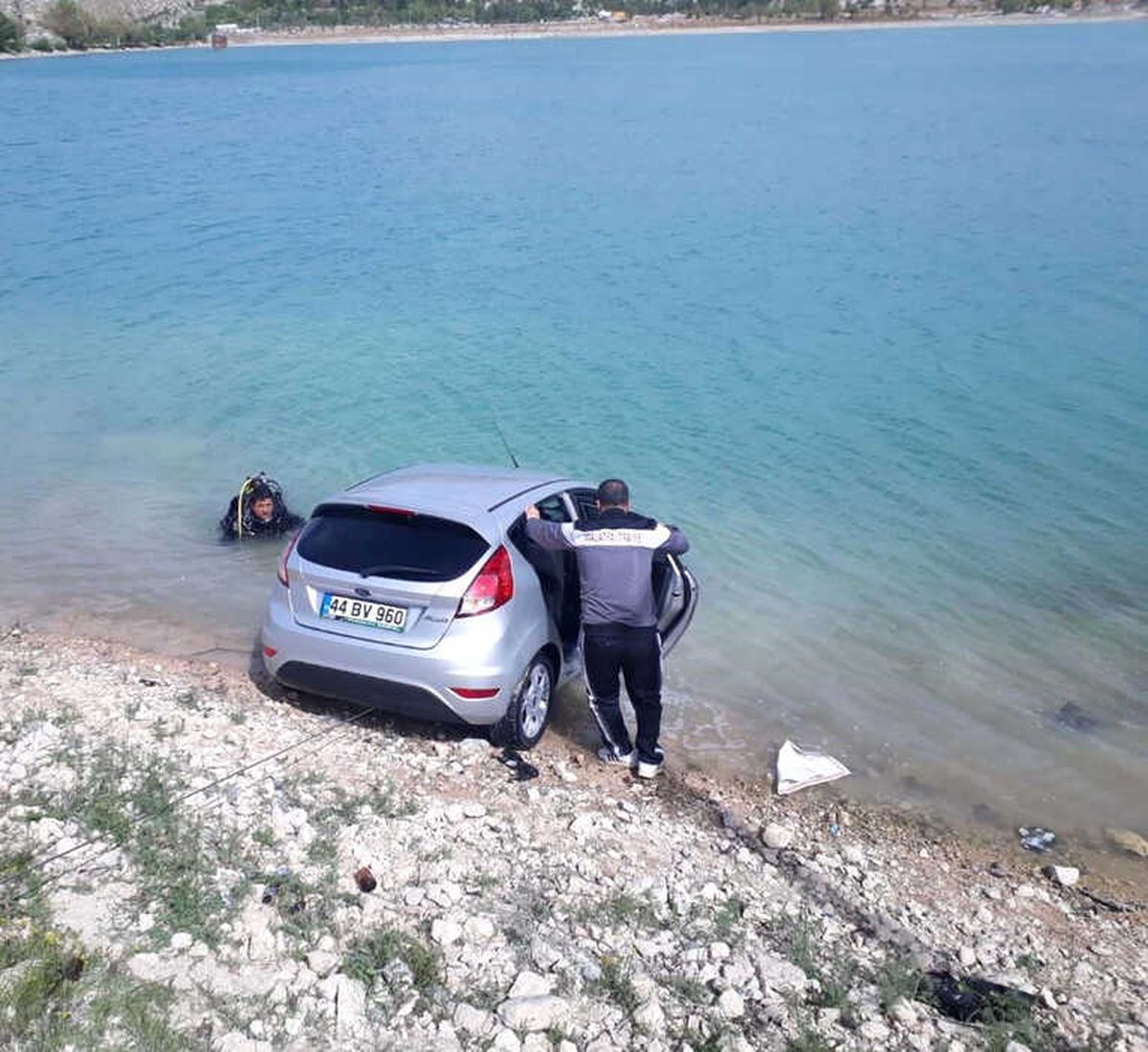 Gölete Uçan Araçtan Sağ Çıktılar