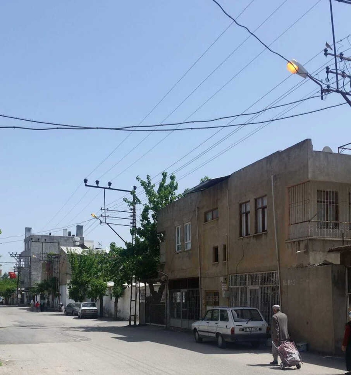 Gündüz Vakti Açık Bırakılan Aydınlatma Lambaları Tepkiye Neden Oluyor