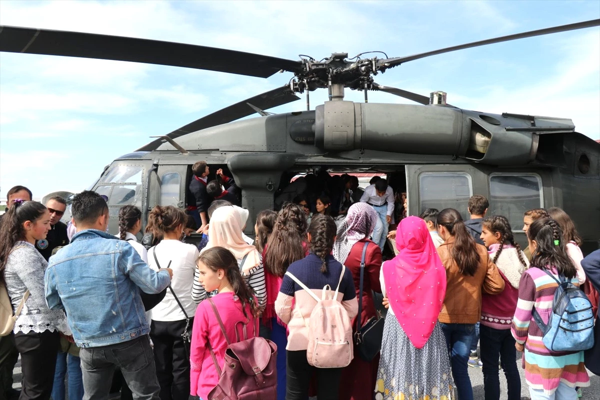 Gürpınar\'da Öğrencilere Helikopter Tanıtıldı