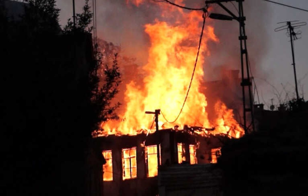 İtfaiyeci Yanan Evin Çöken Duvarı Altında Kalmaktan Son Anda Kurtuldu