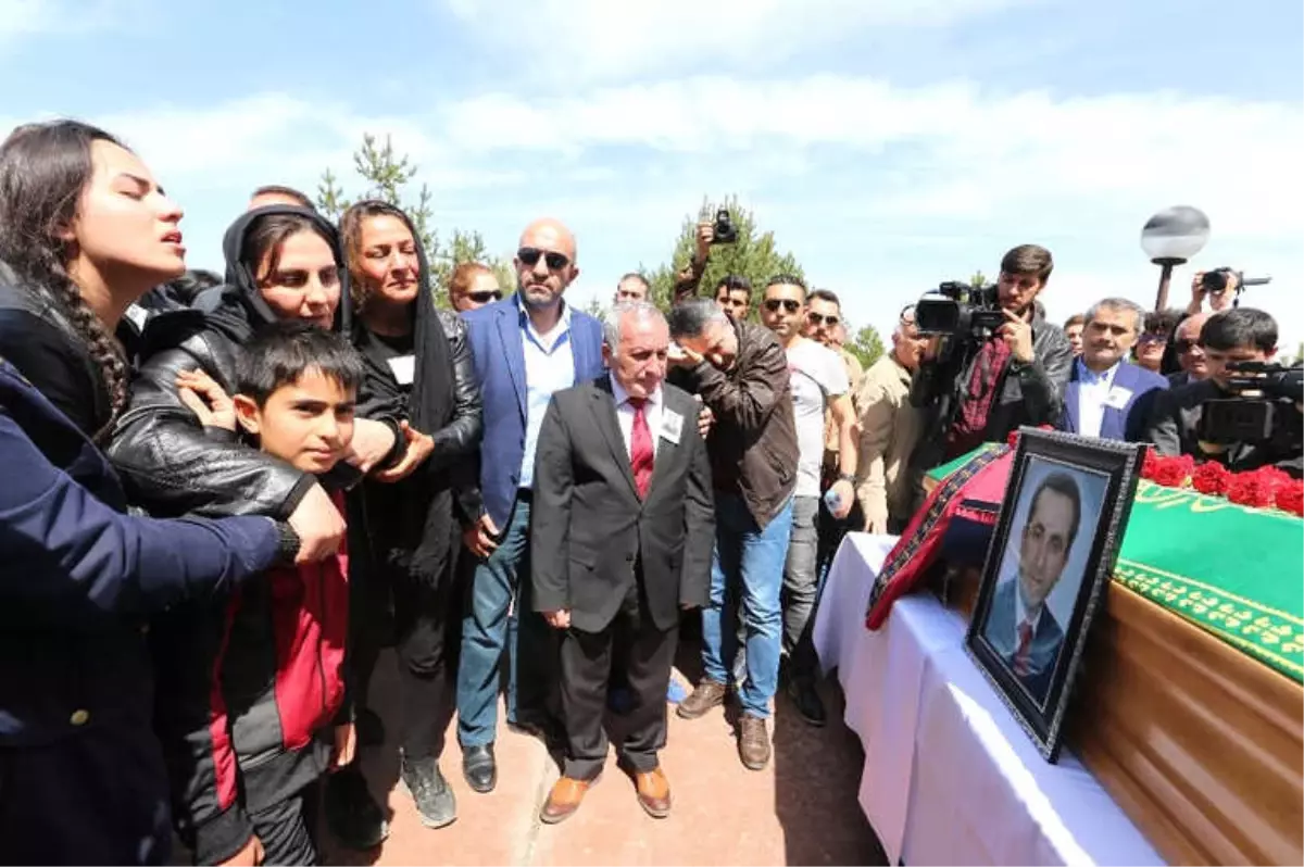 Kalp Krizi Geçirerek Ölen Öğretim Görevlisine Hüzünlü Veda