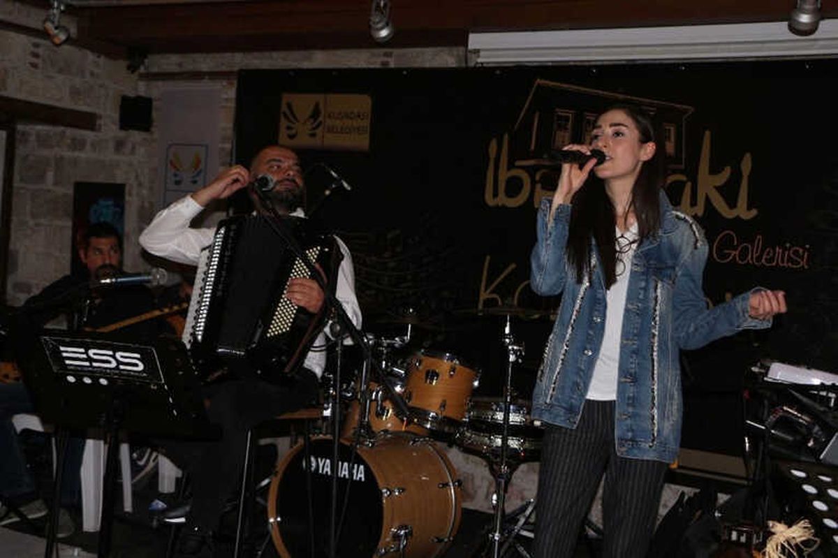 Kuşadası\'nda Akordeon Konseri
