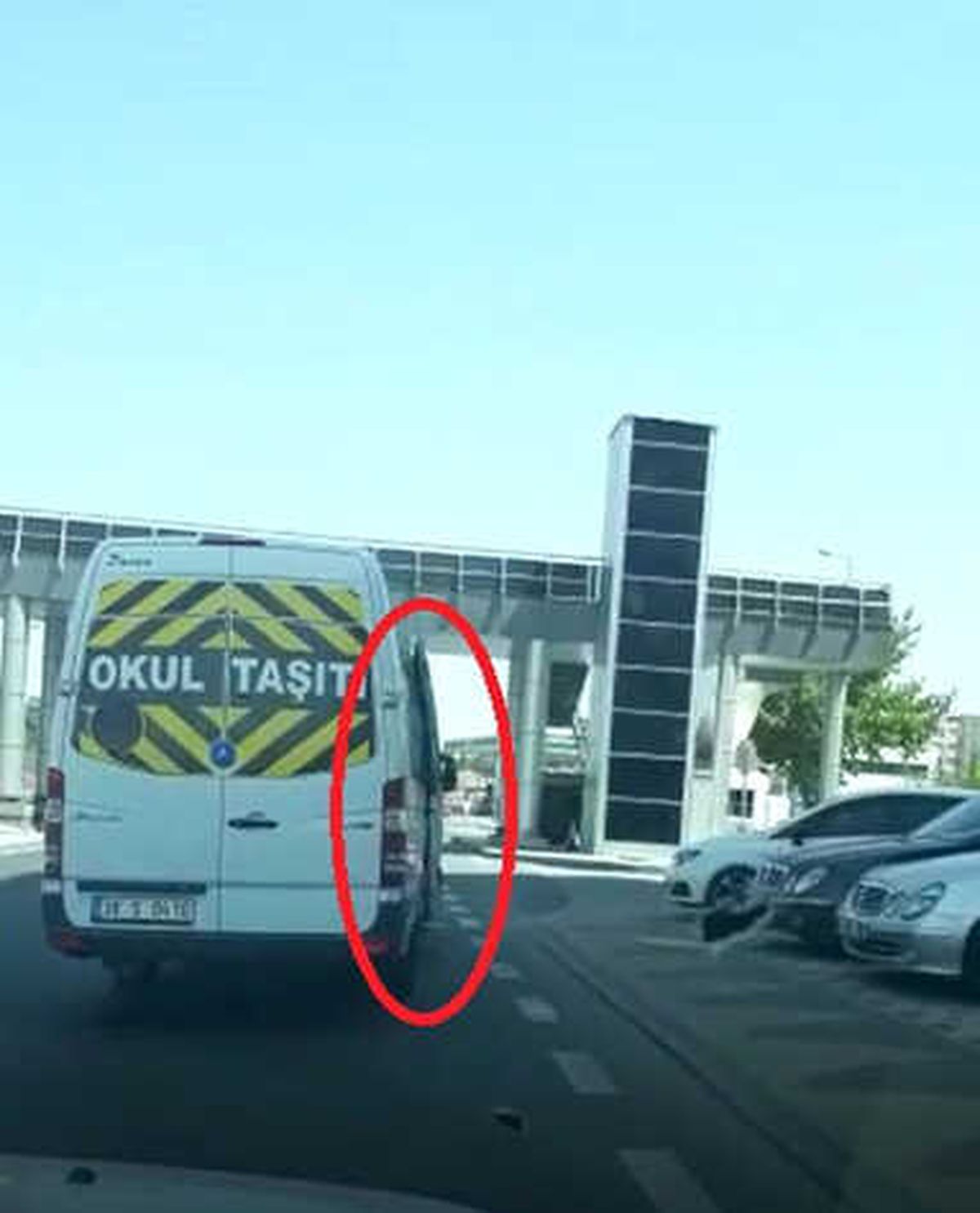 Öğrenci Servisi Trafikte Kapısı Açık Şekilde İlerledi