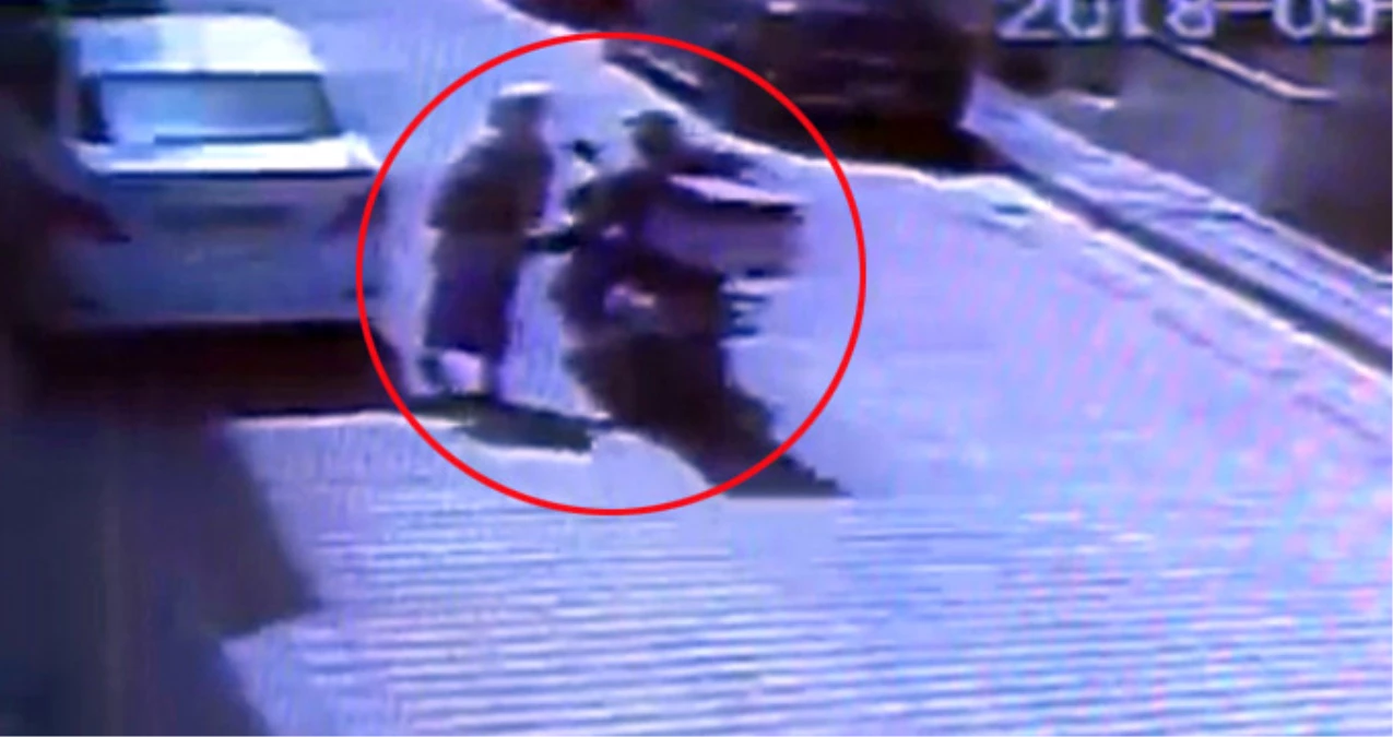 Yolda Yürüyen Kadını Elle Taciz Eden Motosiklet Sürücüsü Kameraya Yakalandı