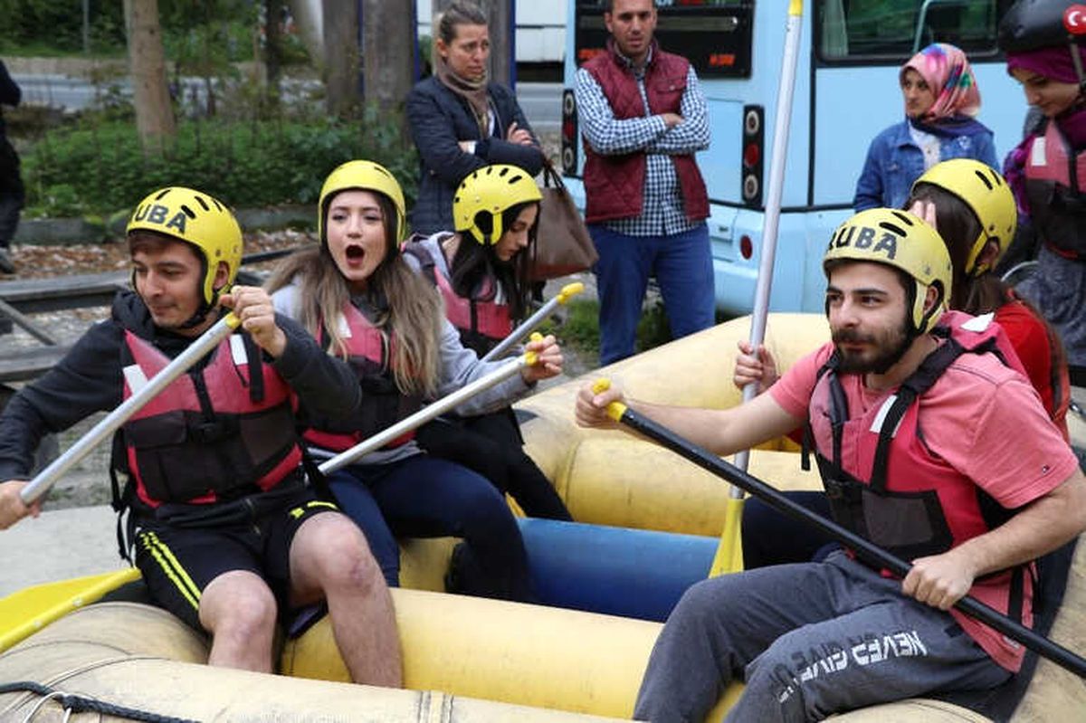 Rize\'de Üniversite Öğrencilerinin Rafting Heyecanı