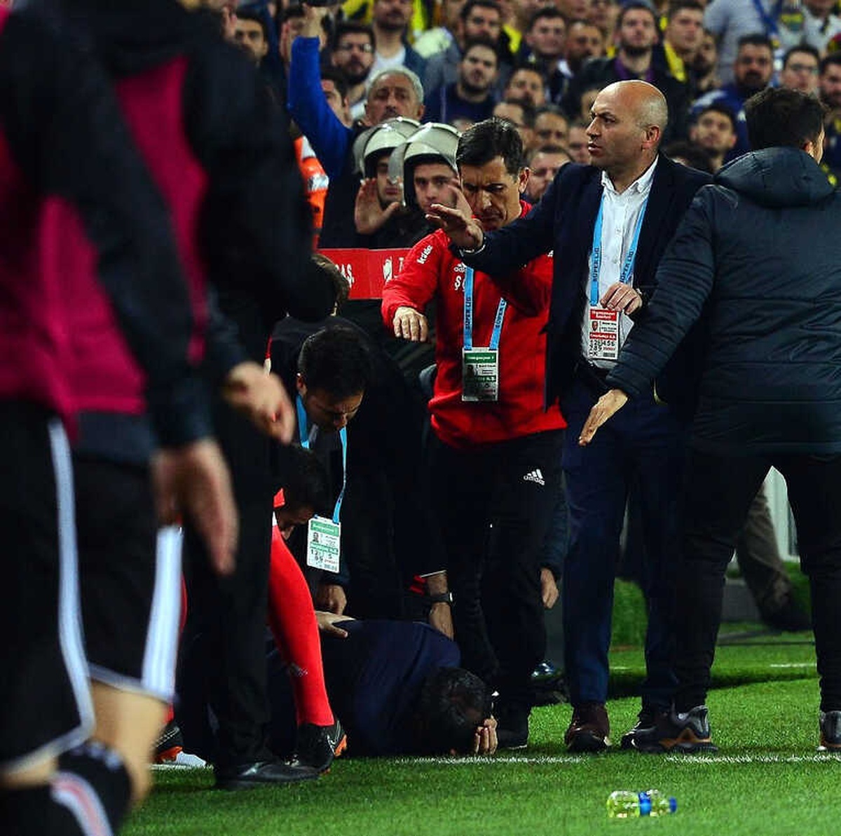 Şenol Güneş\'in Kafasına Yabancı Madde İsabet Etti