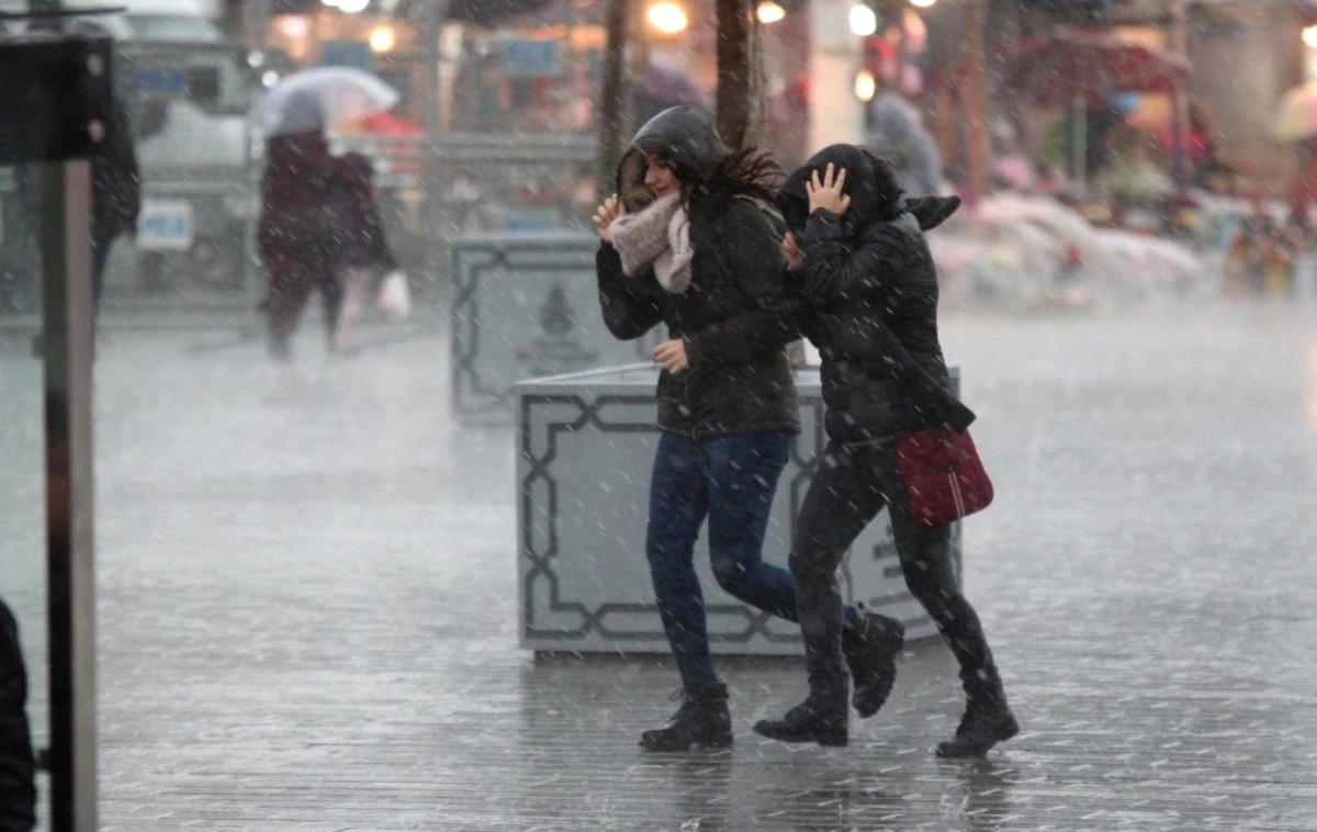 Meteoroloji Uyardı: İstanbul\'a Yarın Sağanak Yağış Geliyor, Sıcaklıklar 12 Derece Azalacak
