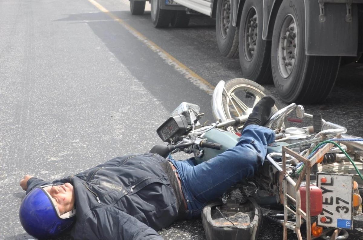 Tıra Arkadan Çarpan Motosiklet Sürücüsünü Kaskı Kurtardı