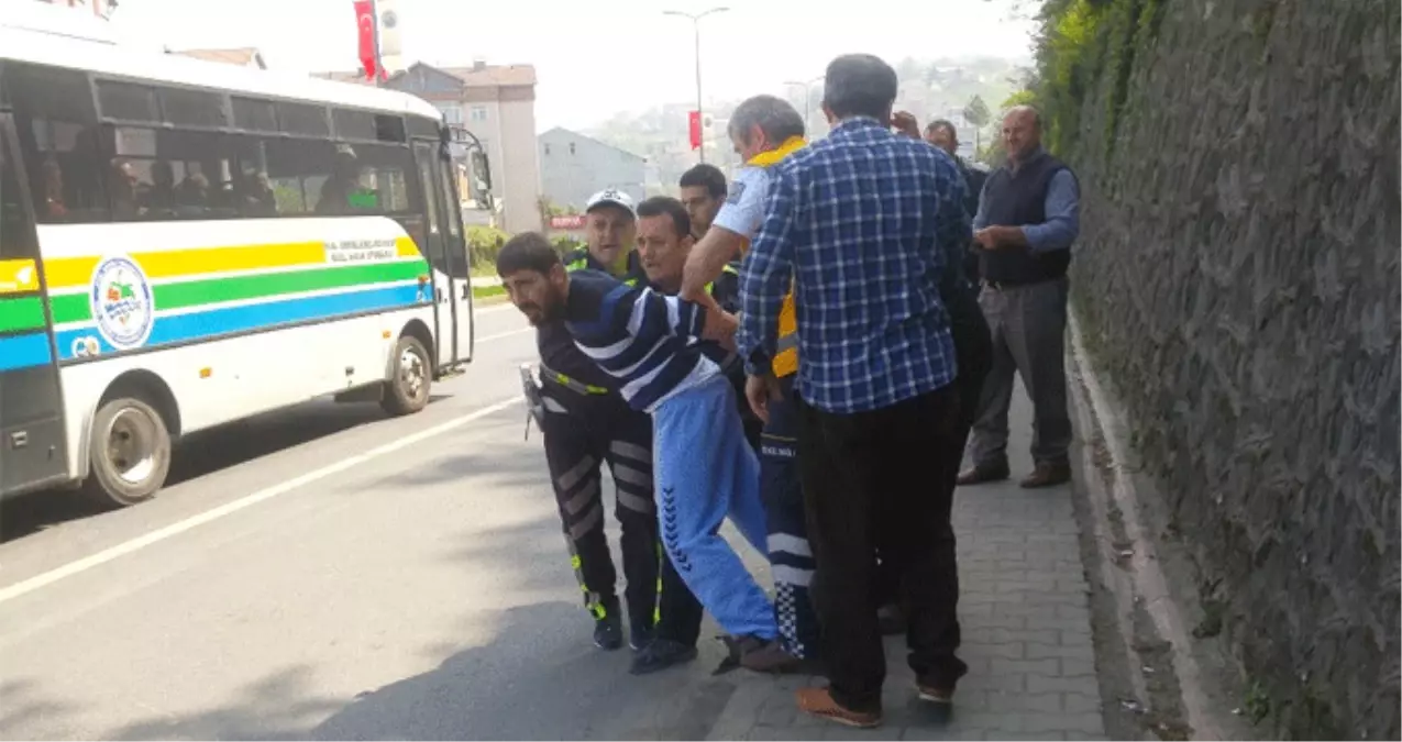 TIR\'ın Çarptığı Genç Ambulanstan Kaçınca Polis Tarafından Kelepçe Takılarak Sakinleştirildi