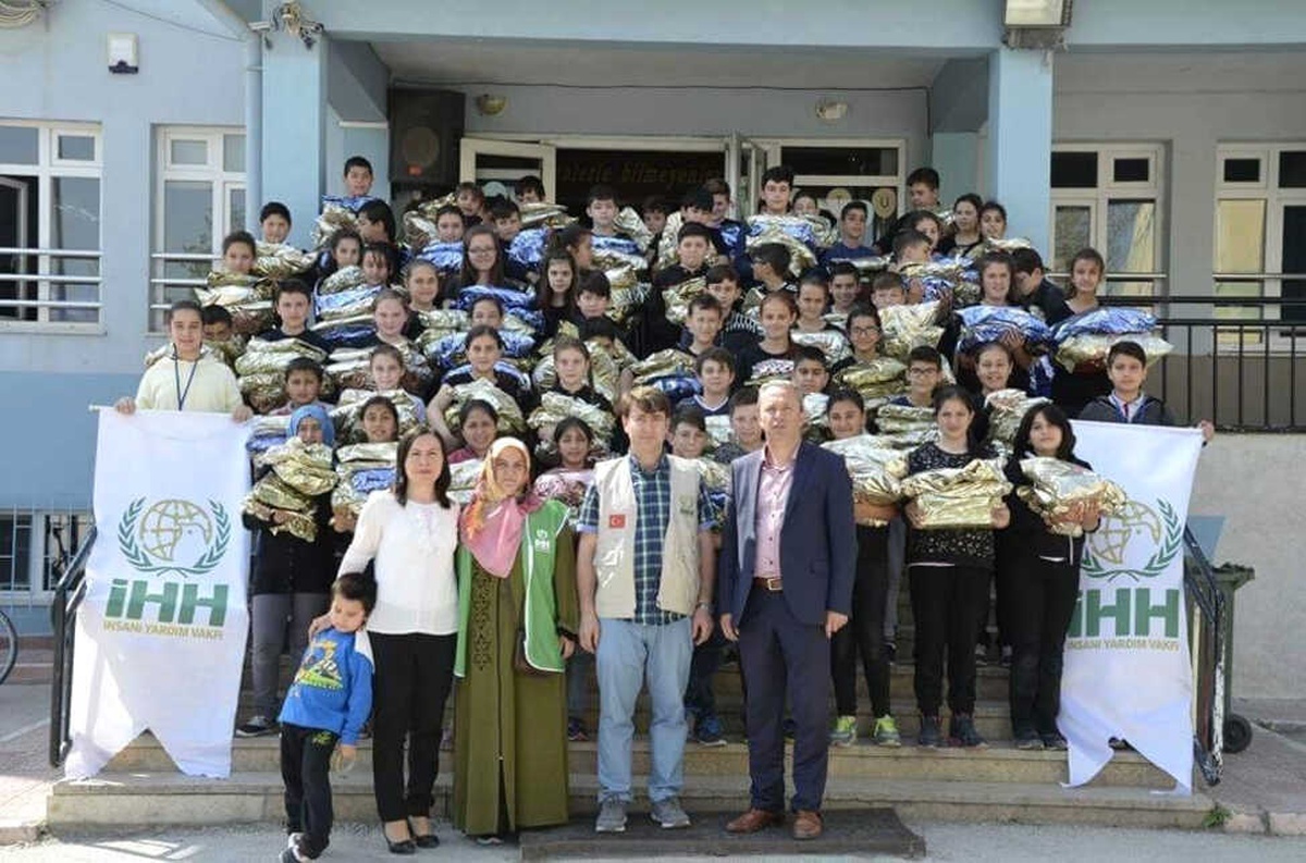 Yetim Çocuklara Yardım Ellerini Uzattılar