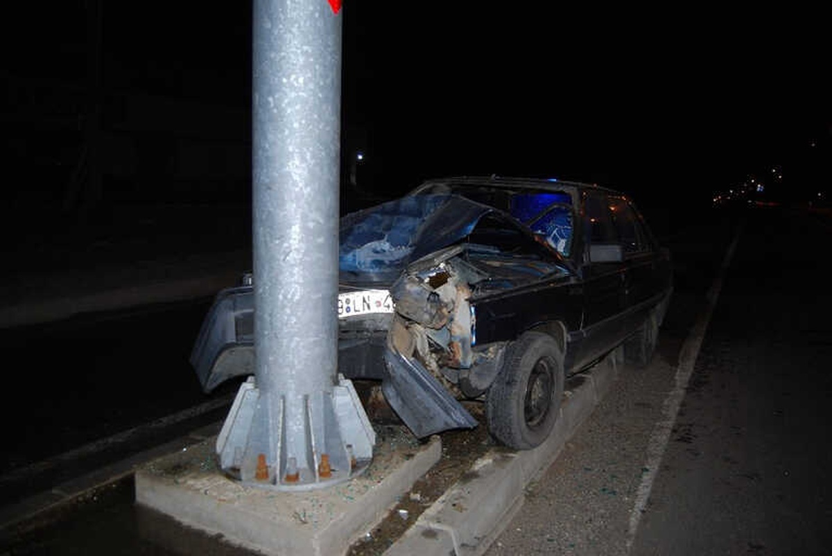Yön Tabelasına Çarpan Otomobil Hurdaya Döndü: 1 Yaralı