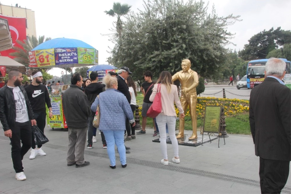 Antakya\'nın Simgesi Künefe Heykelinin Tepsisi Çalındı